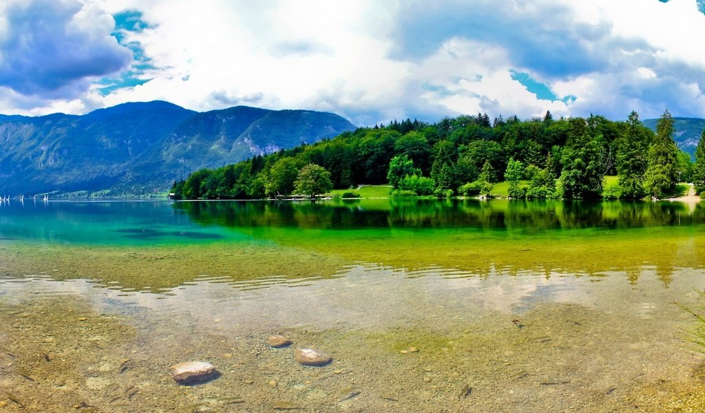 Обои озеро и горы в словении, the lake and mountains in slovenia разрешение 2560x1440 Загрузить