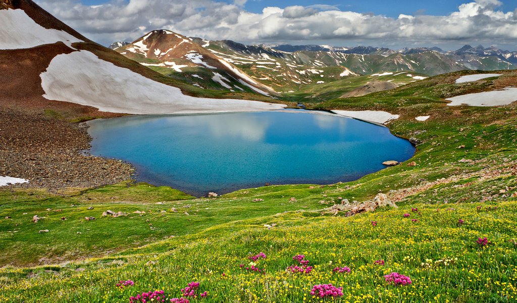 Обои небо, трава, облака, озеро, горы, природа, пейзаж, весна, the sky, grass, clouds, lake, mountains, nature, landscape, spring разрешение 1920x1080 Загрузить