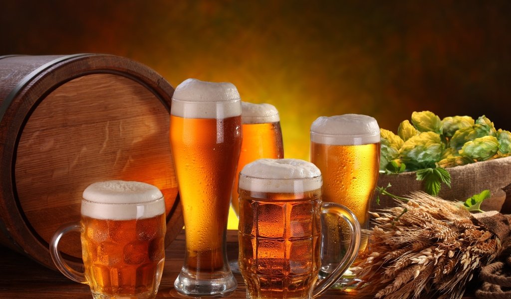Обои стол, колосья, кружки, стаканы, пиво, хмель, бочонок, table, ears, mugs, glasses, beer, hops, barrel разрешение 2560x1440 Загрузить