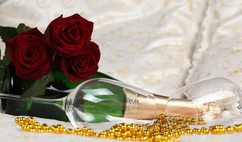 Обои цветы, розы, бусы, бокалы, шампанское, flowers, roses, beads, glasses, champagne разрешение 1920x1080 Загрузить