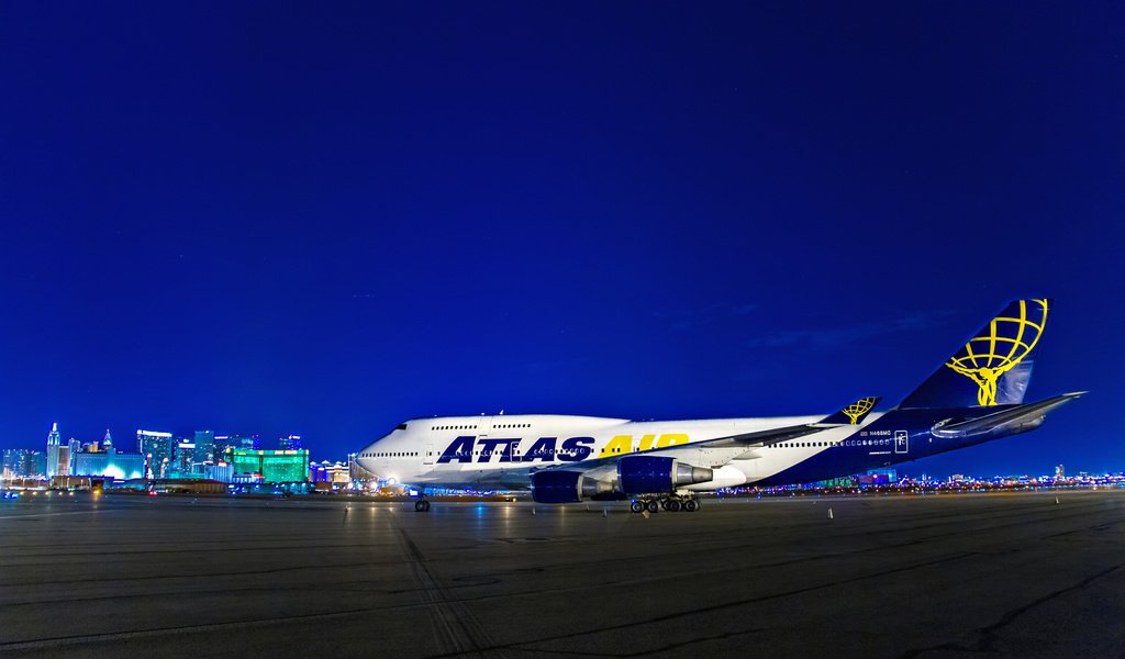 Обои ночь, огни, самолет, boeing 747, воинг 747, night, lights, the plane, boing 747 разрешение 2560x1600 Загрузить