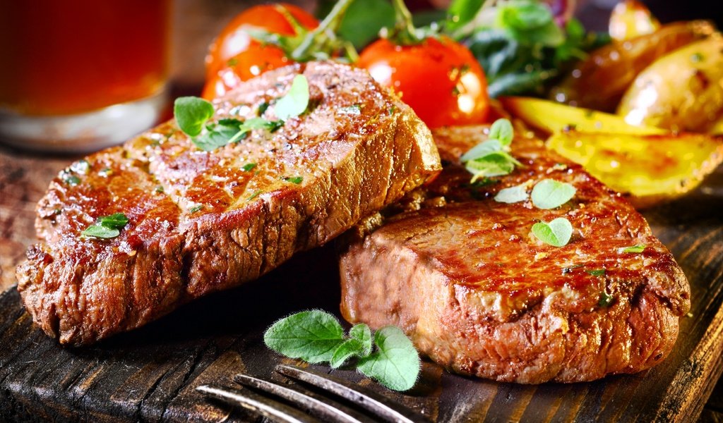 Обои зелень, мясо, помидоры, бифштексы, бифштекс, greens, meat, tomatoes, steaks, steak разрешение 2560x1600 Загрузить