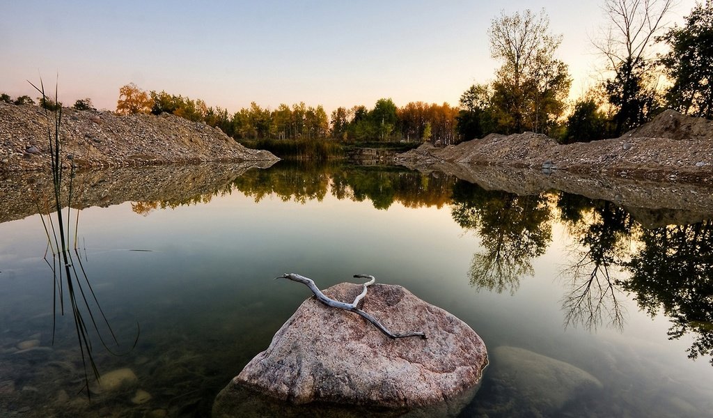 Обои небо, озеро, камень в озере, the sky, lake, the stone in the lake разрешение 2560x1440 Загрузить