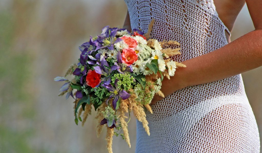 Обои букет невесты и вязаное свадебное платье, the bride's bouquet and knitted wedding dress разрешение 1920x1080 Загрузить