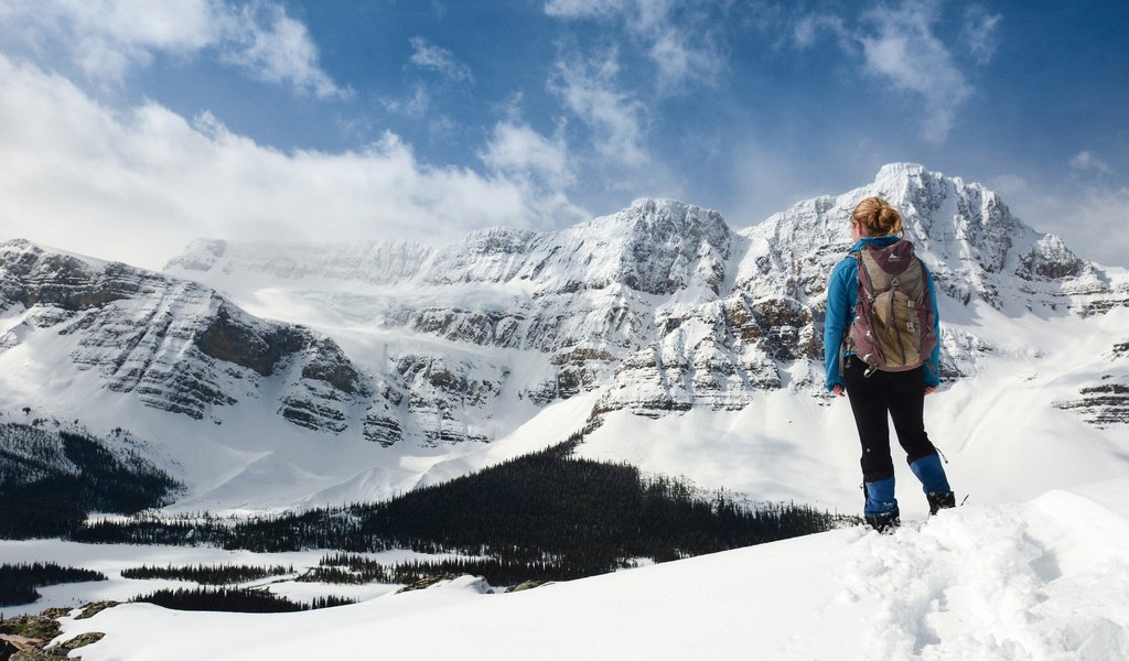 Обои небо, облака, горы, снег, лес, девушка, лыжи, the sky, clouds, mountains, snow, forest, girl, ski разрешение 1920x1200 Загрузить