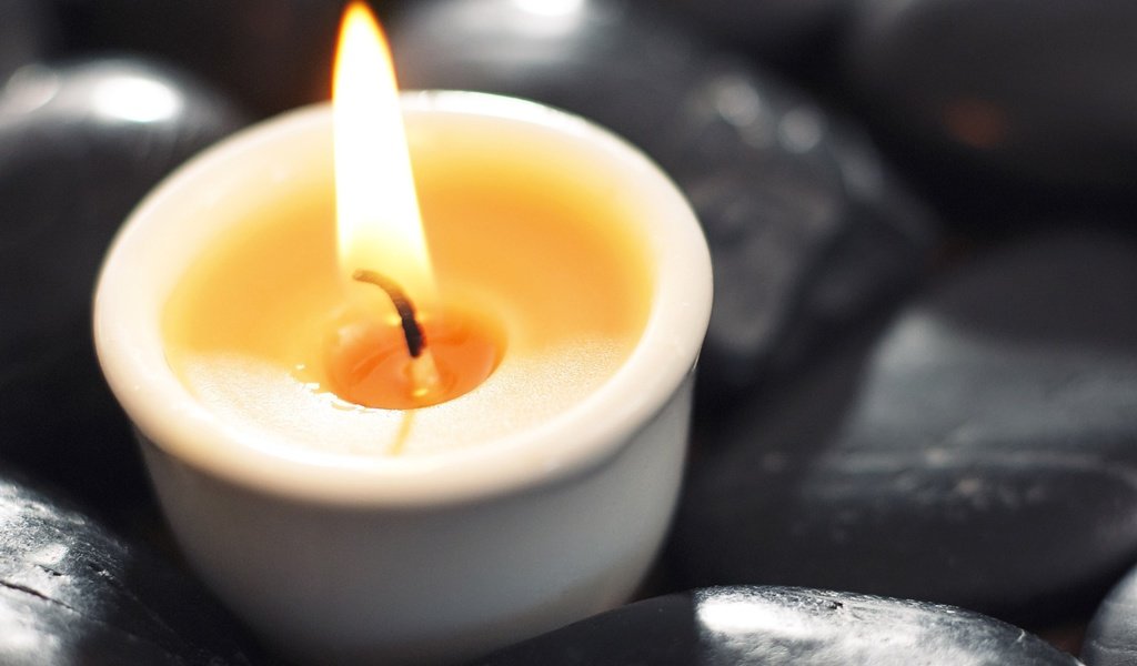 Обои широкоформатное фото свечи в стиле макро, wide angle photo of a candle in the macro style разрешение 2560x1600 Загрузить