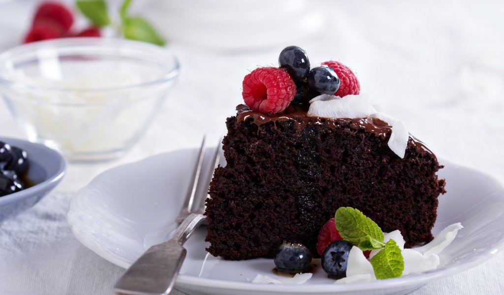 Обои выпечка, вегетарианский шоколадный торт с ягодами и ко, vegan chocolate cake with berries and coconut, pastries, cakes, vegetarian chocolate cake with berries and co разрешение 2880x1800 Загрузить