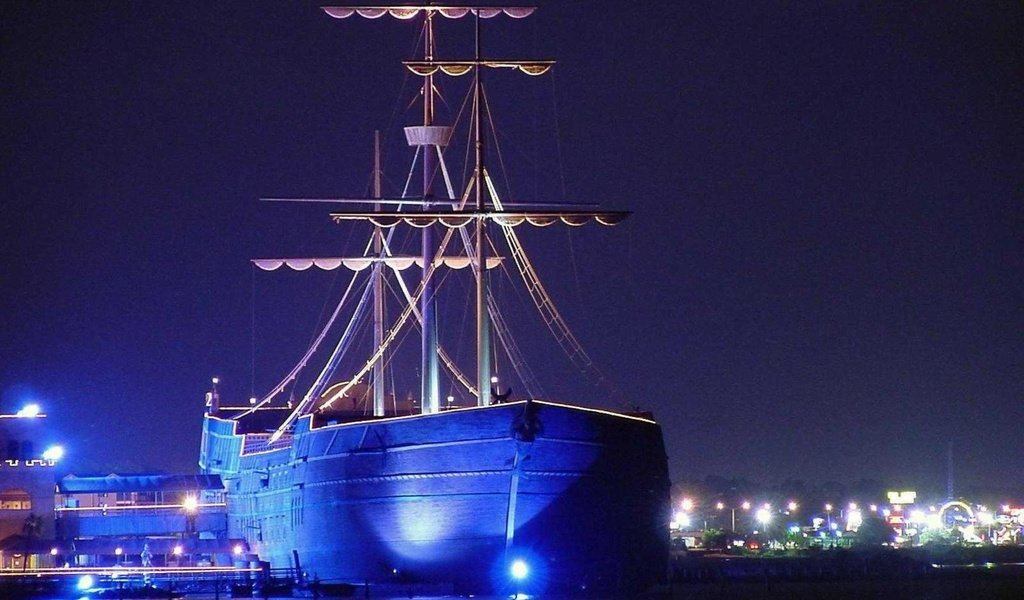Обои корабль в красивой голубой подсветке, ship in beautiful blue illumination разрешение 2032x1524 Загрузить