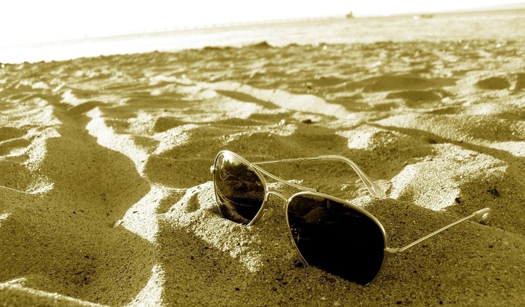 Обои вода, солнце, макро, песок, пляж, бокалы, вс, песка, water, the sun, macro, sand, beach, glasses, sun разрешение 1920x1080 Загрузить