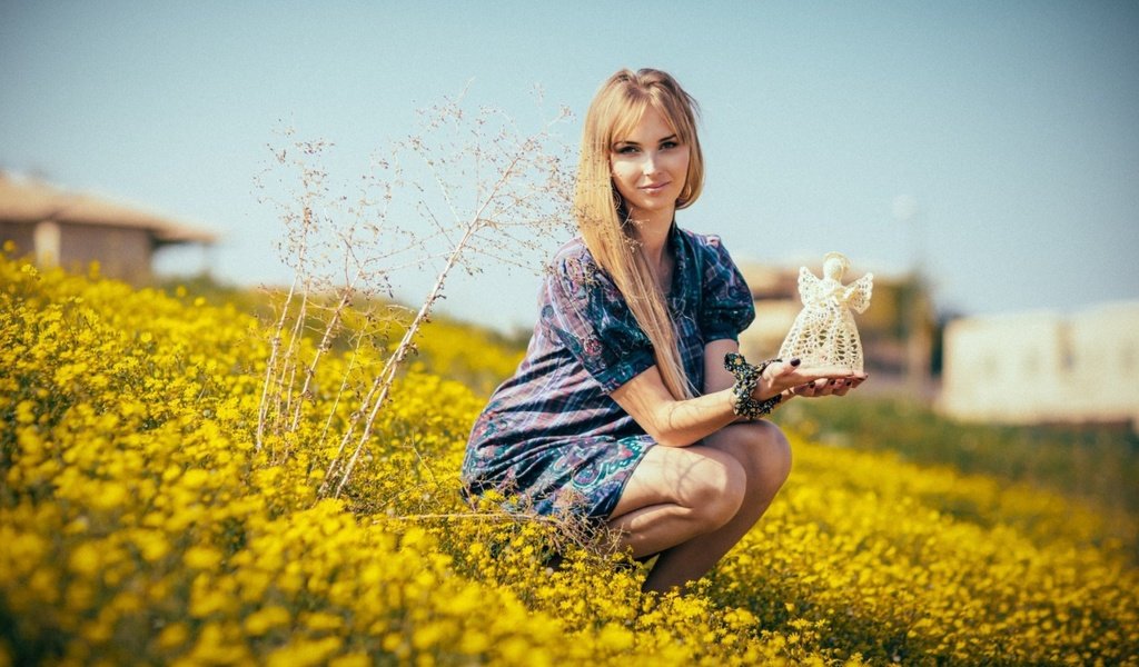 Обои девушка, платье, улыбка, лето, луг, ангел, желтые цветы, girl, dress, smile, summer, meadow, angel, yellow flowers разрешение 2033x1271 Загрузить