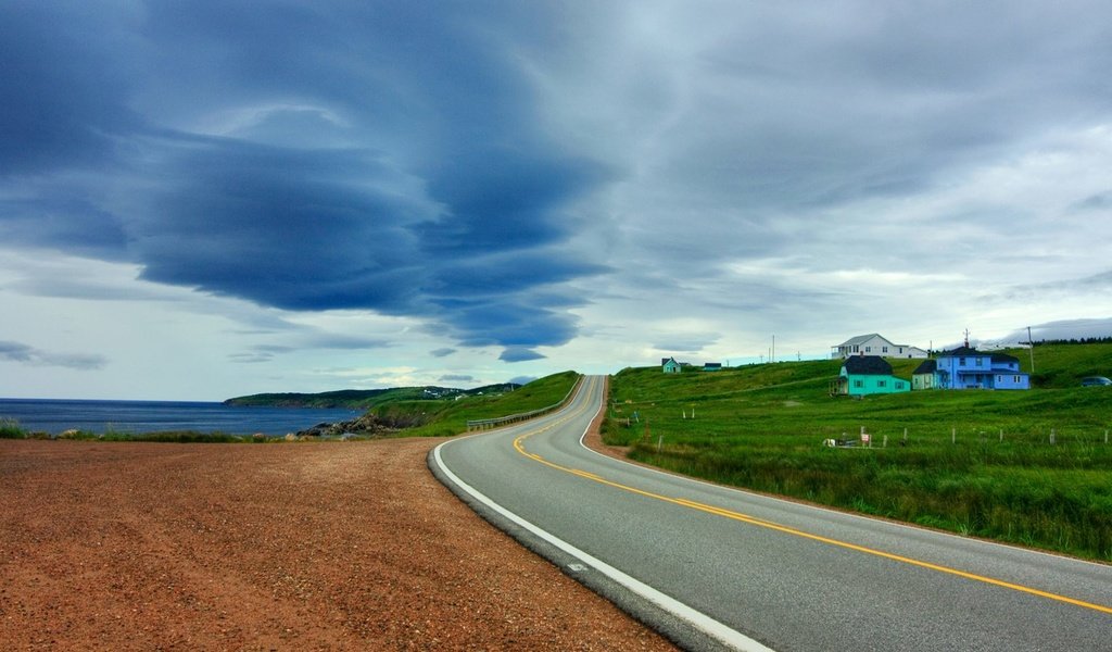 Обои дорога, домики, асфальт, пасмурно, road, houses, asphalt, overcast разрешение 1920x1080 Загрузить