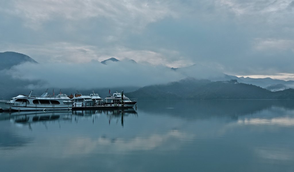 Обои горы, туман, лодки, залив, mountains, fog, boats, bay разрешение 2048x1144 Загрузить