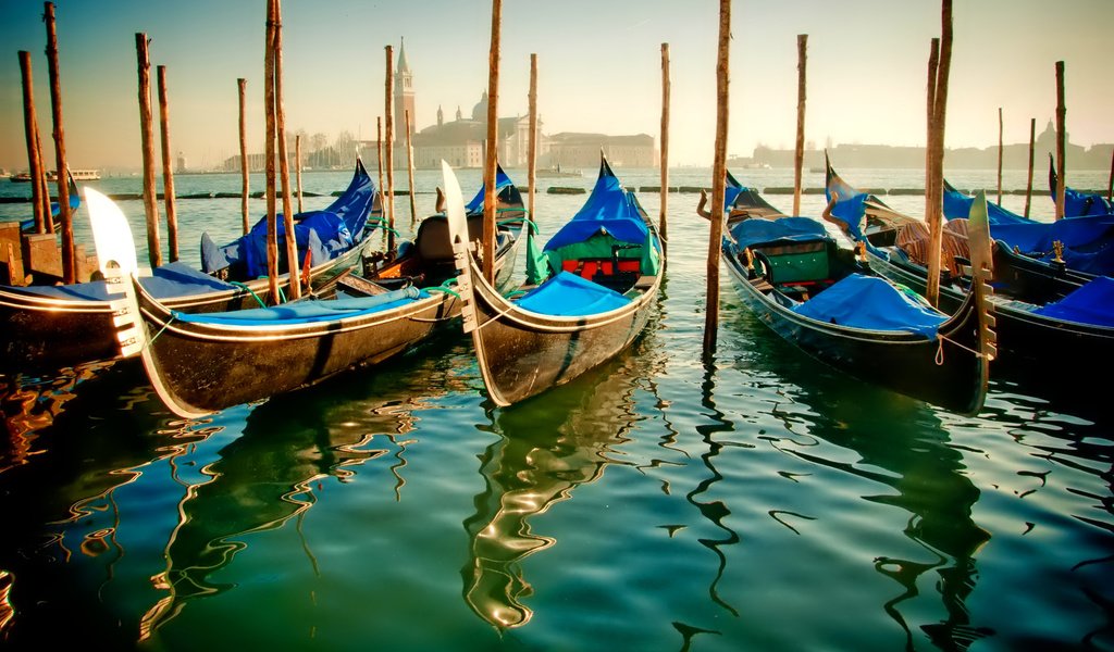 Обои вода, отражение, город, лодки, венеция, канал, италия, гондолы, water, reflection, the city, boats, venice, channel, italy, gondola разрешение 2048x1360 Загрузить