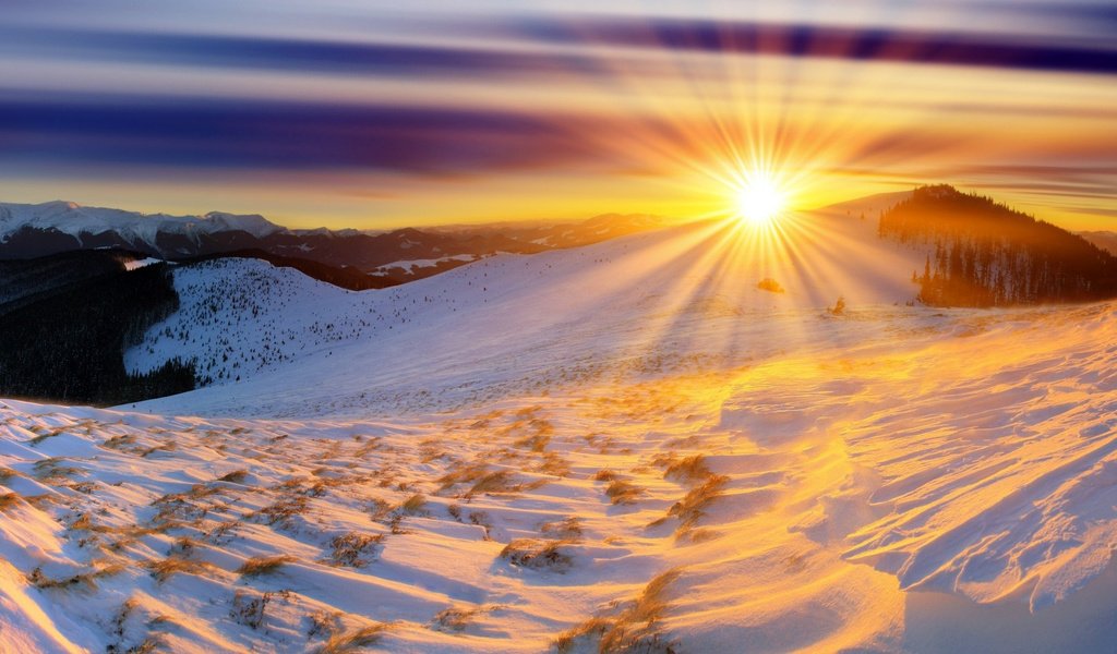 Обои горы, солнце, снег, зима, рассвет, солнечные лучи, mountains, the sun, snow, winter, dawn, the sun's rays разрешение 1920x1080 Загрузить