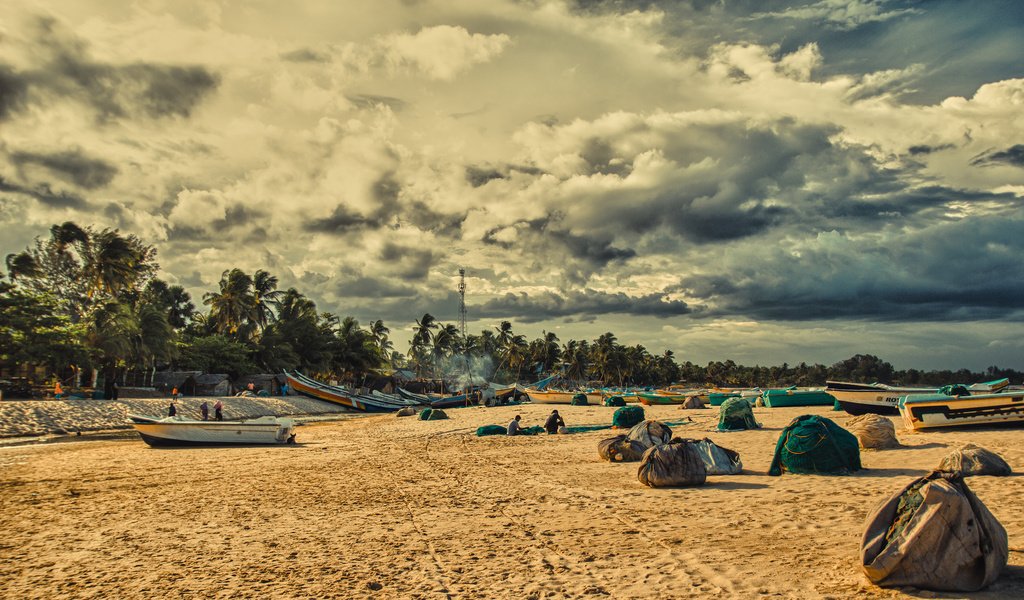 Обои пляж, лодки, сети, рыбаки, шри-ланка, beach, boats, network, fishermen, sri lanka разрешение 2048x1214 Загрузить