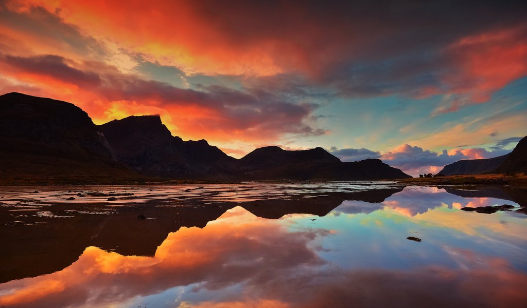 Обои небо, облака, озеро, горы, закат, отражение, пейзаж, рассвет, the sky, clouds, lake, mountains, sunset, reflection, landscape, dawn разрешение 2048x1363 Загрузить