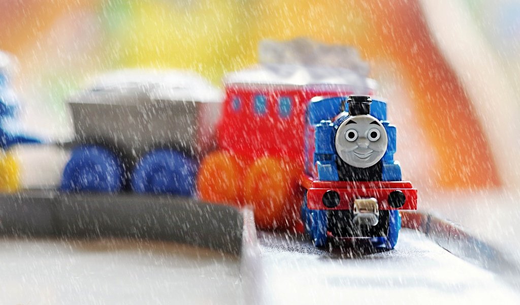 Обои поезд, дождь, игрушки, паровозик, вагончики, train, rain, toys, trailers разрешение 2560x1600 Загрузить