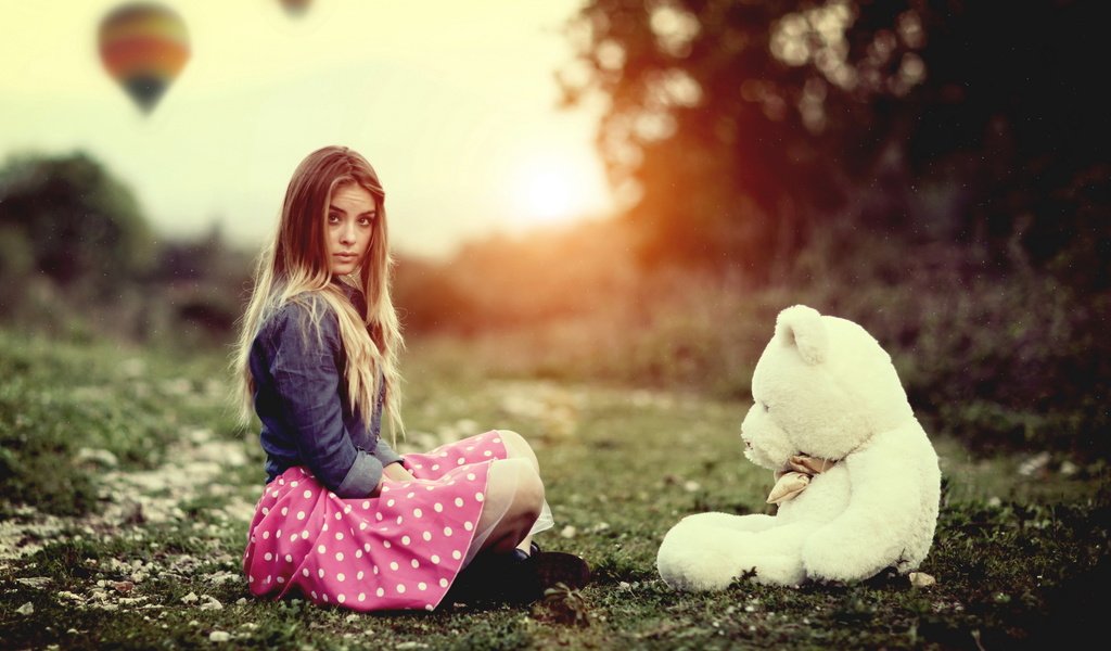 Обои трава, природа, девушка, плюшевый медведь, grass, nature, girl, teddy bear разрешение 2560x1628 Загрузить