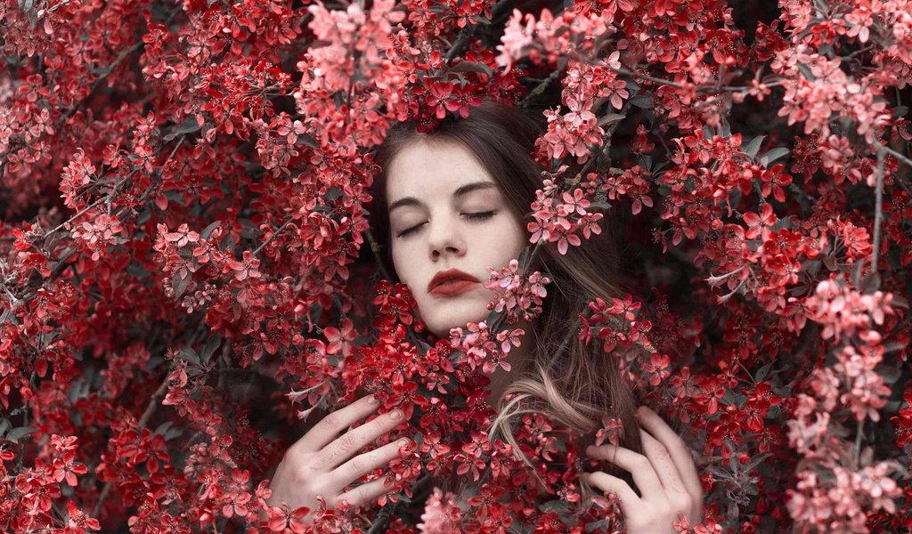 Обои цветы, природа, девушка, модель, весна, лицо, закрытые глаза, flowers, nature, girl, model, spring, face, closed eyes разрешение 2560x1600 Загрузить