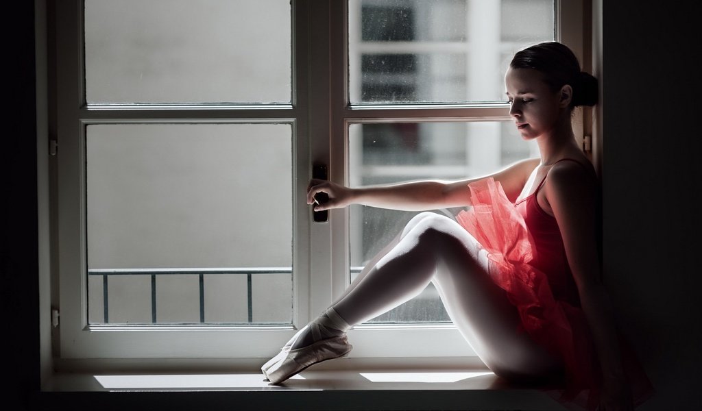 Обои девушка, ножки, окно, подоконник, балерина, пуанты, tiffany vigne-massot, модел, girl, legs, window, sill, ballerina, pointe shoes, model разрешение 1920x1200 Загрузить