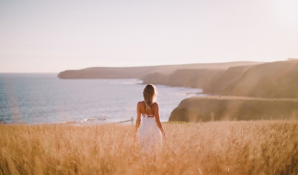 Обои трава, девушка, настроение, море, блондинка, лето, побережье, grass, girl, mood, sea, blonde, summer, coast разрешение 1920x1280 Загрузить