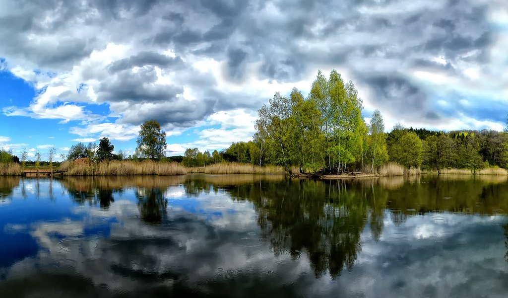 Обои небо, облака, деревья, вода, озеро, отражение, пейзаж, the sky, clouds, trees, water, lake, reflection, landscape разрешение 1920x1200 Загрузить