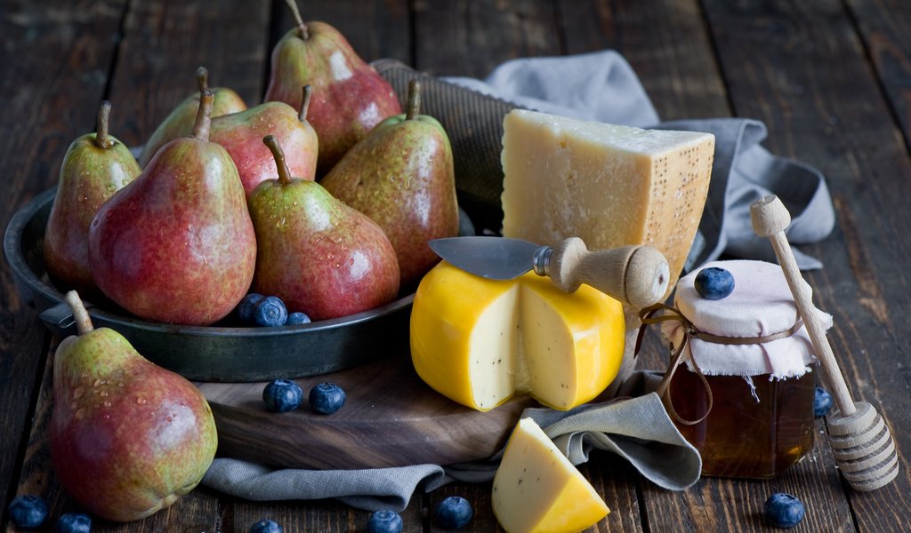 Обои сыр, черника, мед, натюрморт, груши, нектарин, anna verdina, cheese, blueberries, honey, still life, pear, nectarine разрешение 2000x1292 Загрузить