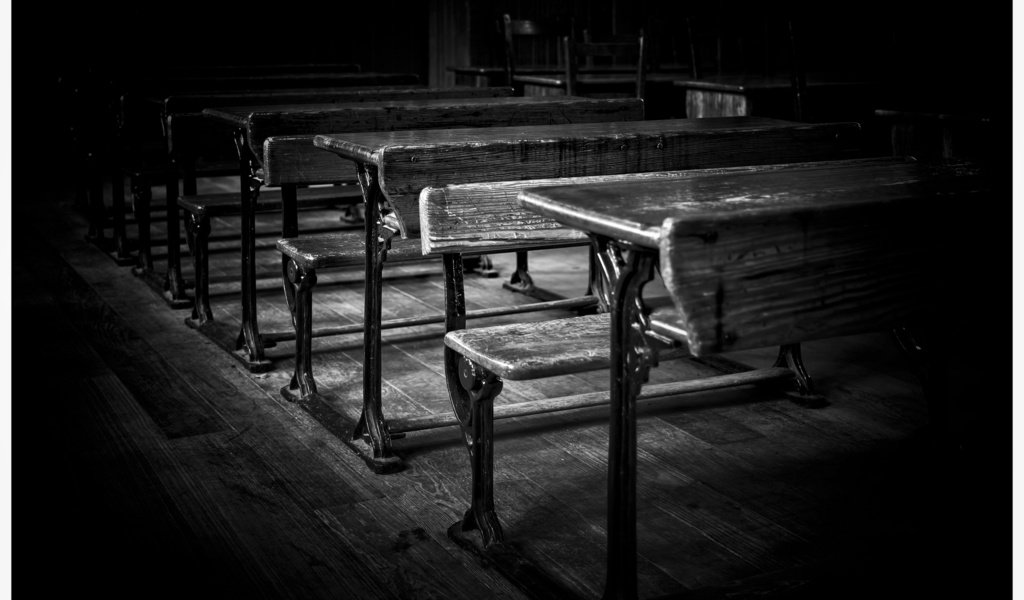 Обои чёрно-белое, школа, кабинет, парты, black and white, school, office, desks разрешение 2048x1382 Загрузить