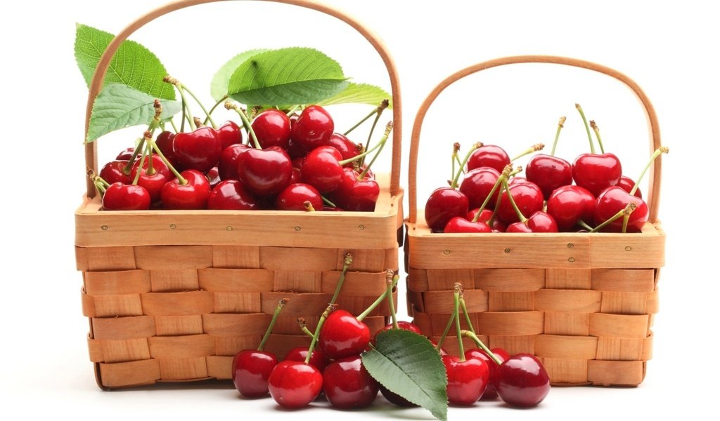 Обои красные, черешня, ягоды, белый фон, вишня, корзинки, red, cherry, berries, white background, baskets разрешение 1920x1200 Загрузить