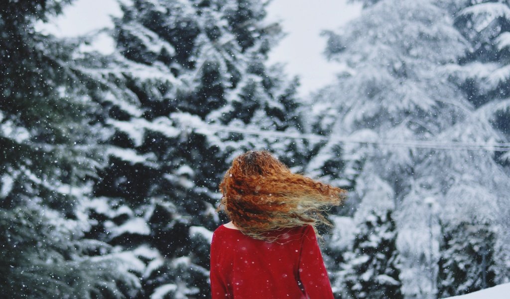 Обои снег, зима, девушка, холод, кудри, волосы, локоны, snow, winter, girl, cold, curls, hair разрешение 3863x2848 Загрузить