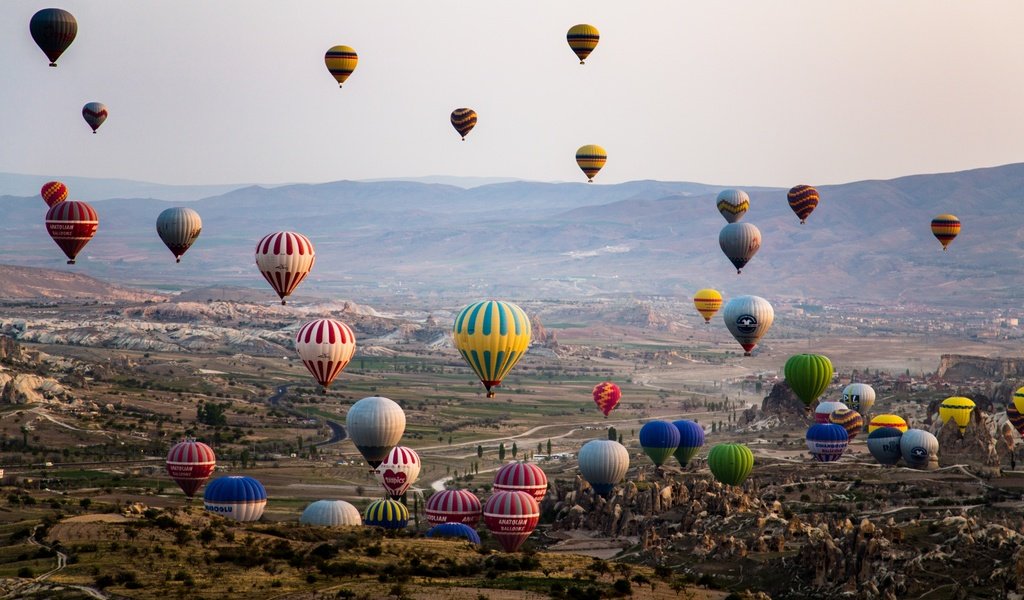 Обои горы, шары, воздушные шары, долина, mountains, balls, balloons, valley разрешение 2880x1920 Загрузить