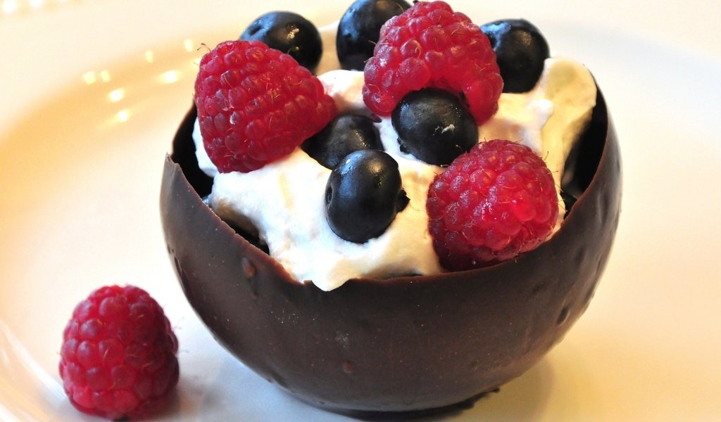 Обои крем для торта, малина, ягоды, шоколад, десерт, cream cake, raspberry, berries, chocolate, dessert разрешение 2048x1365 Загрузить