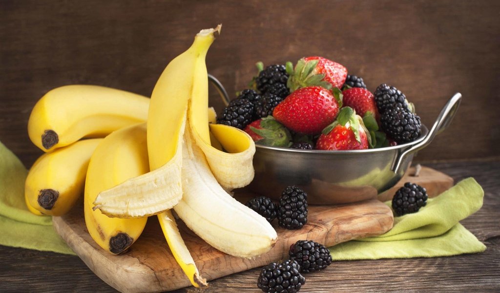 Обои фрукты, клубника, ягоды, бананы, натюрморт, ежевика, fruit, strawberry, berries, bananas, still life, blackberry разрешение 2048x1436 Загрузить