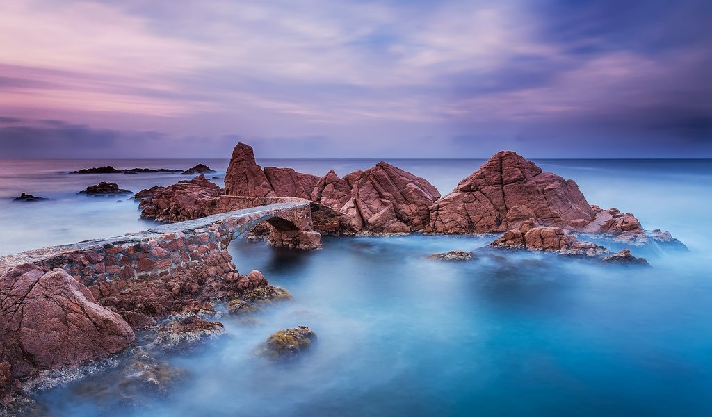 Обои небо, облака, скалы, камни, море, мост, the sky, clouds, rocks, stones, sea, bridge разрешение 2048x1365 Загрузить