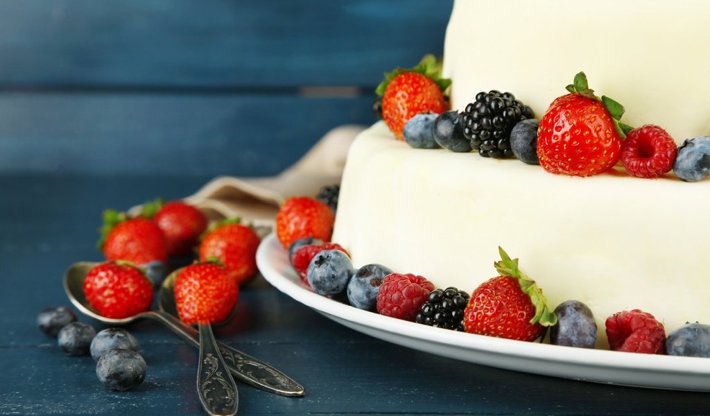 Обои крем для торта, ежевика, малина, клубника, ягоды, черника, сладкое, торт, десерт, cream cake, blackberry, raspberry, strawberry, berries, blueberries, sweet, cake, dessert разрешение 2880x1920 Загрузить