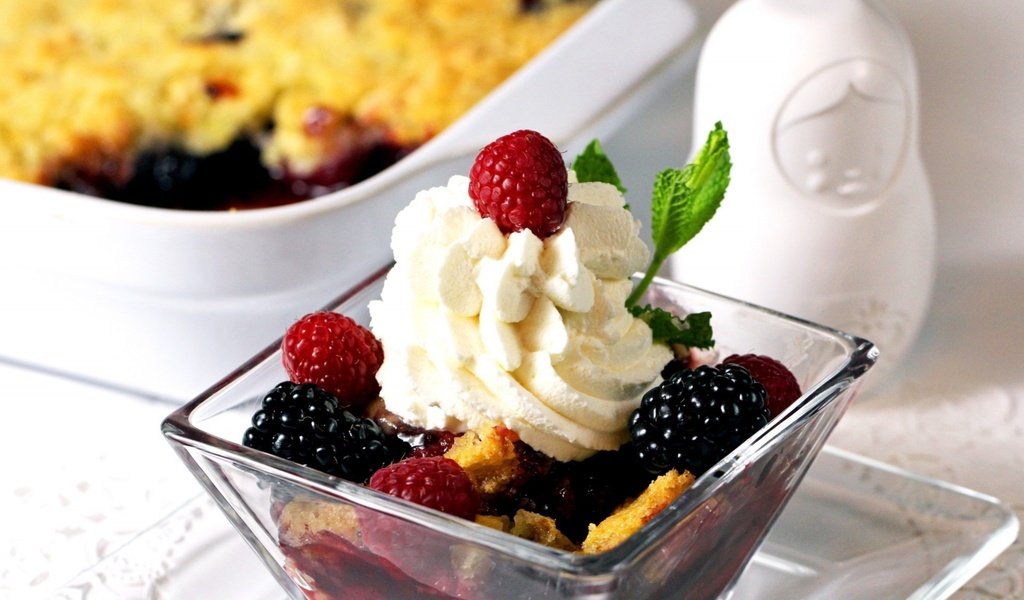 Обои малина, ягоды, черника, сливки, десерт, пирог, raspberry, berries, blueberries, cream, dessert, pie разрешение 1920x1314 Загрузить
