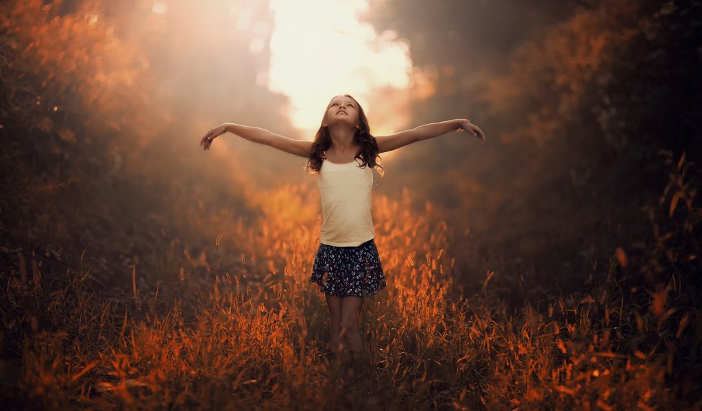 Обои солнце, природа, настроение, дети, девочка, ребенок, руки, the sun, nature, mood, children, girl, child, hands разрешение 2048x1335 Загрузить