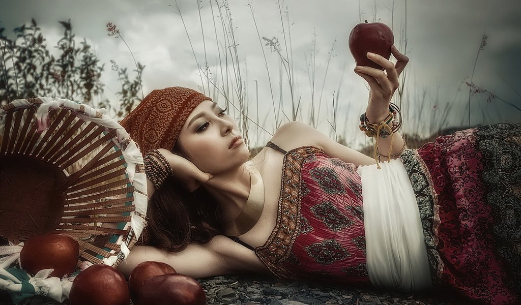 Обои девушка, яблоки, азиатка, сарафан, girl, apples, asian, sundress разрешение 1920x1267 Загрузить