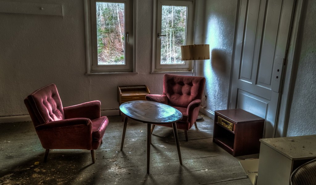 Обои стол, комната, кресло, окно, пыль, заброшенное, table, room, chair, window, dust, abandoned разрешение 1935x1281 Загрузить