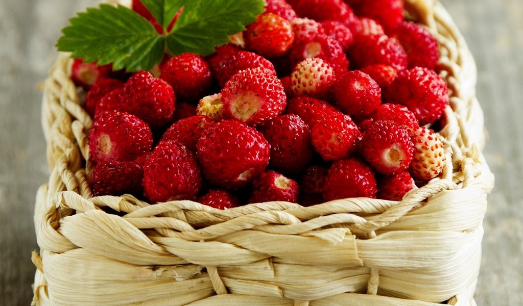 Обои ягоды, земляника, корзинка, лукошко, berries, strawberries, basket разрешение 2000x1734 Загрузить