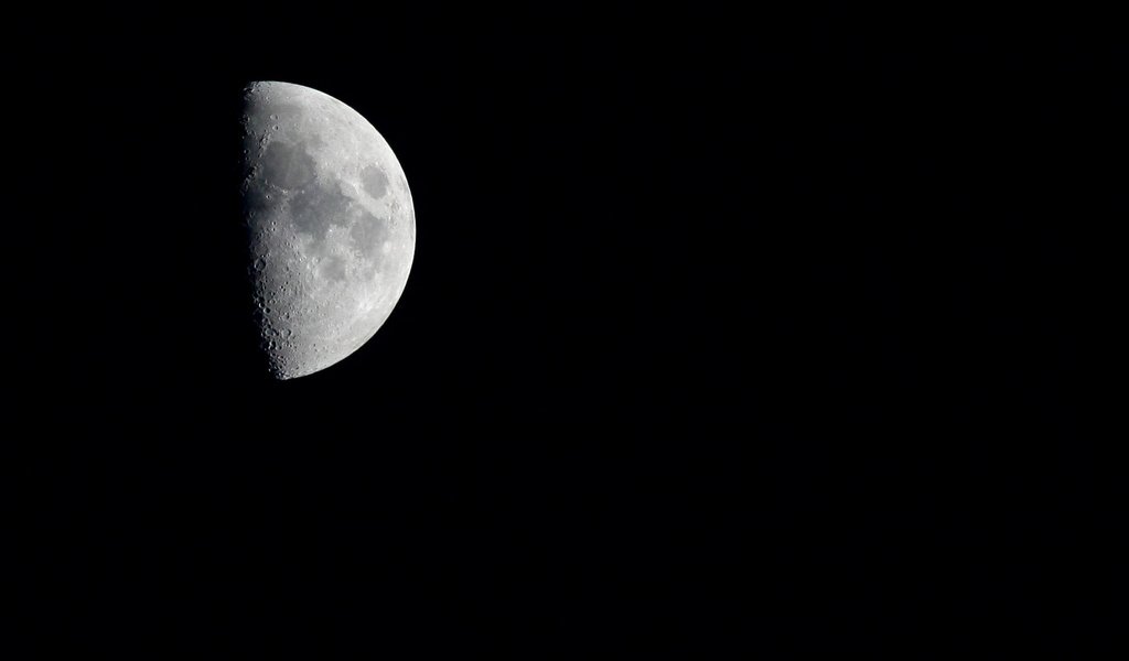 Обои небо, ночь, космос, луна, чёрно-белое, спутник, the sky, night, space, the moon, black and white, satellite разрешение 1920x1200 Загрузить