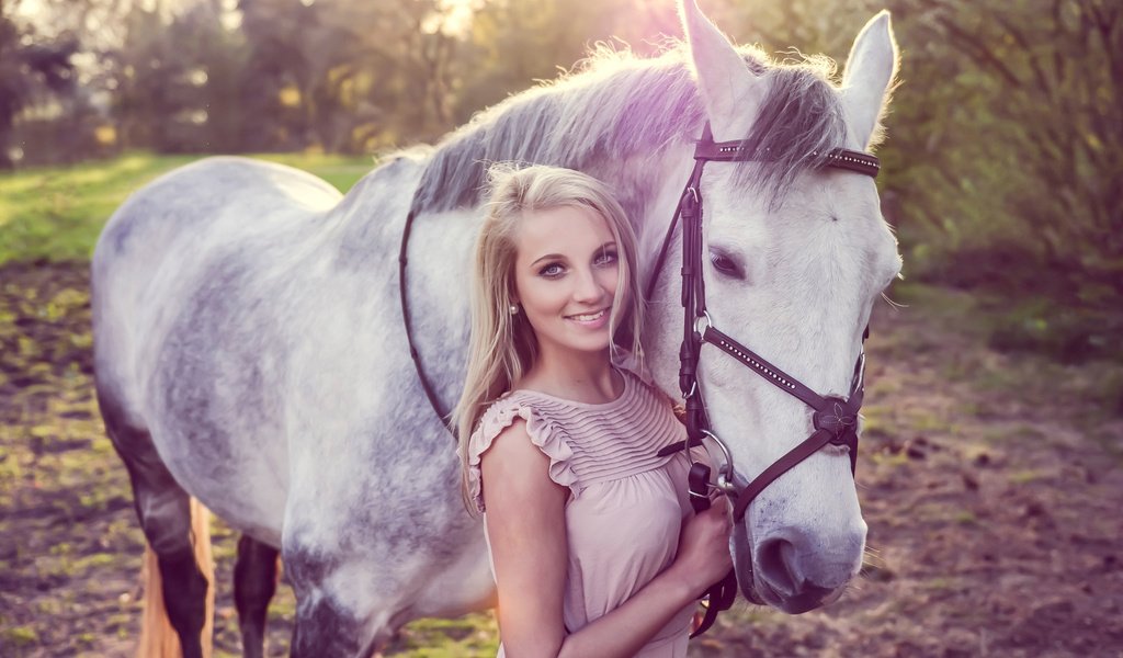 Обои девушка, улыбка, конь, lisette lubbers, lisette, girl, smile, horse разрешение 2048x1365 Загрузить