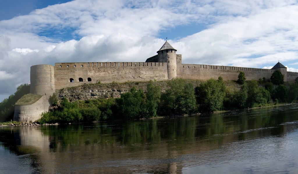 Обои небо, облака, река, крепость, ивангород, the sky, clouds, river, fortress, ivangorod разрешение 1920x1200 Загрузить