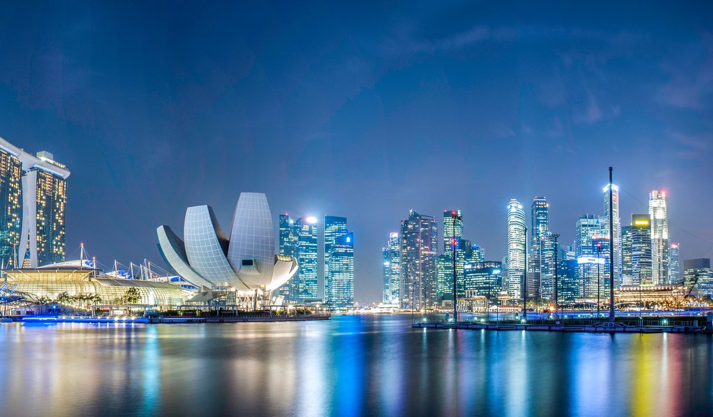 Обои ночь, фонари, огни, дизайн, небоскребы, набережная, здания, сингапур, night, lights, design, skyscrapers, promenade, building, singapore разрешение 3500x2000 Загрузить