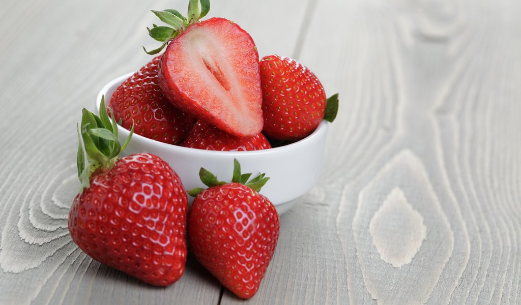 Обои ягода, клубника, виктория, пиала, деревянная поверхность, berry, strawberry, victoria, bowl, wooden surface разрешение 3840x2400 Загрузить