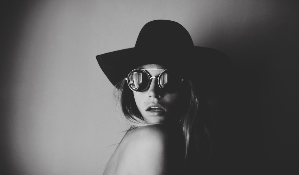 Обои девушка, портрет, очки, чёрно-белое, шляпа, annie mcginty, girl, portrait, glasses, black and white, hat разрешение 2048x1365 Загрузить