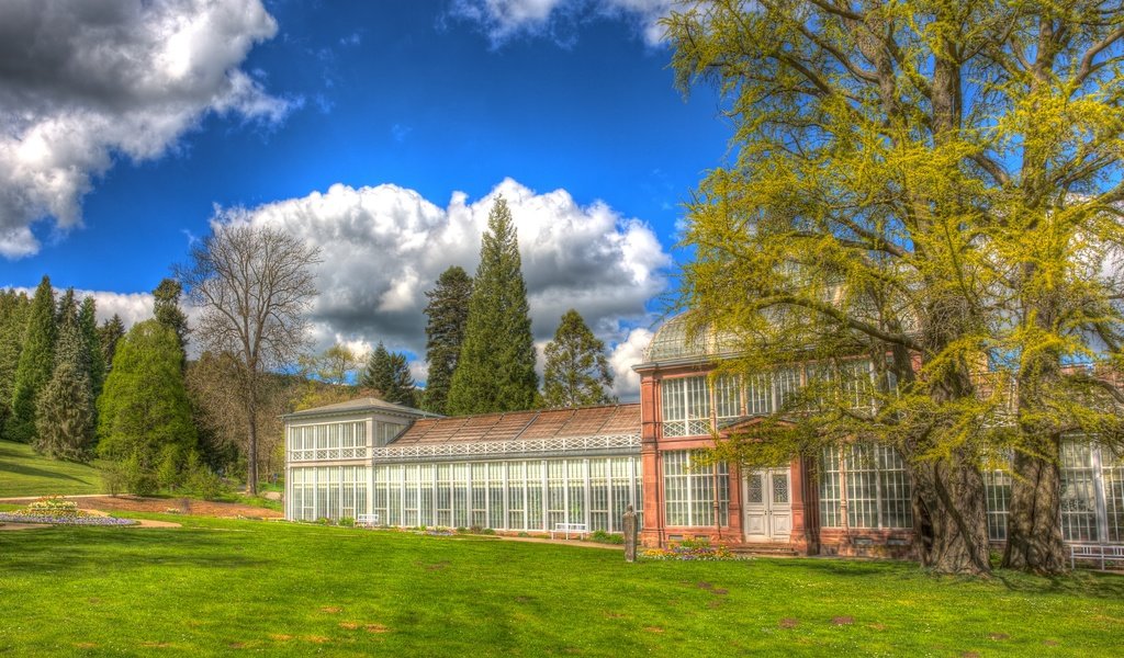 Обои небо, облака, деревья, здание, schlosspark wilhelmshohe, the sky, clouds, trees, the building разрешение 2880x1921 Загрузить