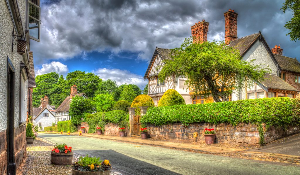 Обои цветы, облака, деревья, кусты, дома, улица, англия, little budworth, flowers, clouds, trees, the bushes, home, street, england разрешение 2394x1500 Загрузить