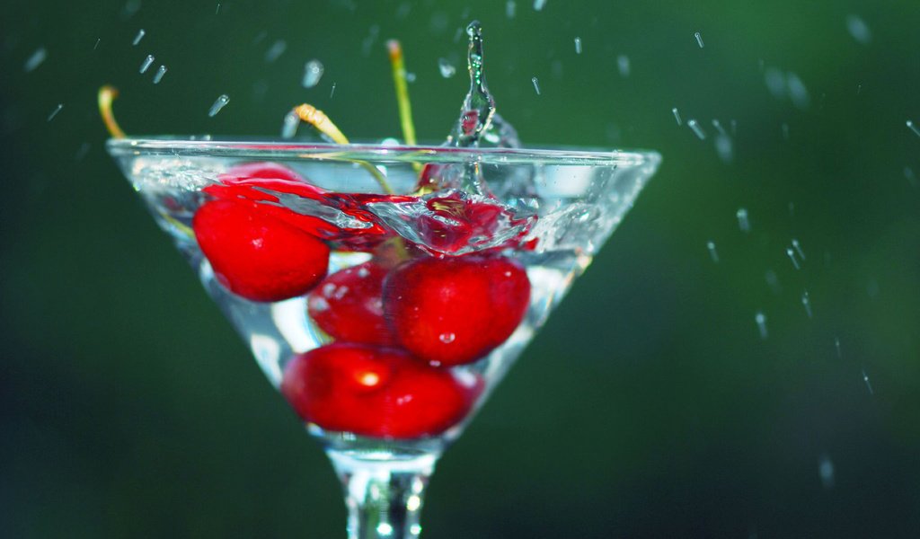 Обои вода, фон, капли, ягода, брызги, бокал, вишня.черешня, water, background, drops, berry, squirt, glass, cherry.cherry разрешение 1920x1200 Загрузить