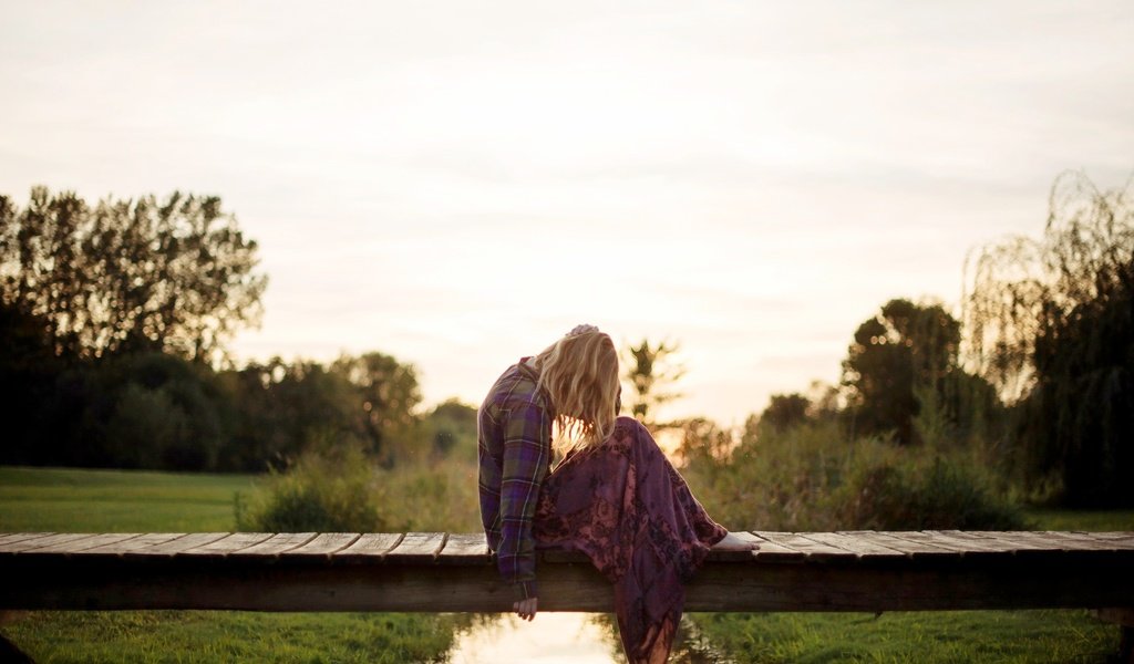 Обои вода, девушка, настроение, блондинка, мост, water, girl, mood, blonde, bridge разрешение 2560x1709 Загрузить